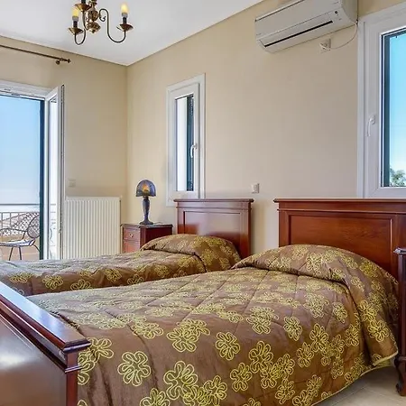 Lassi Sleeps 7 Pool Air Con Wifi *